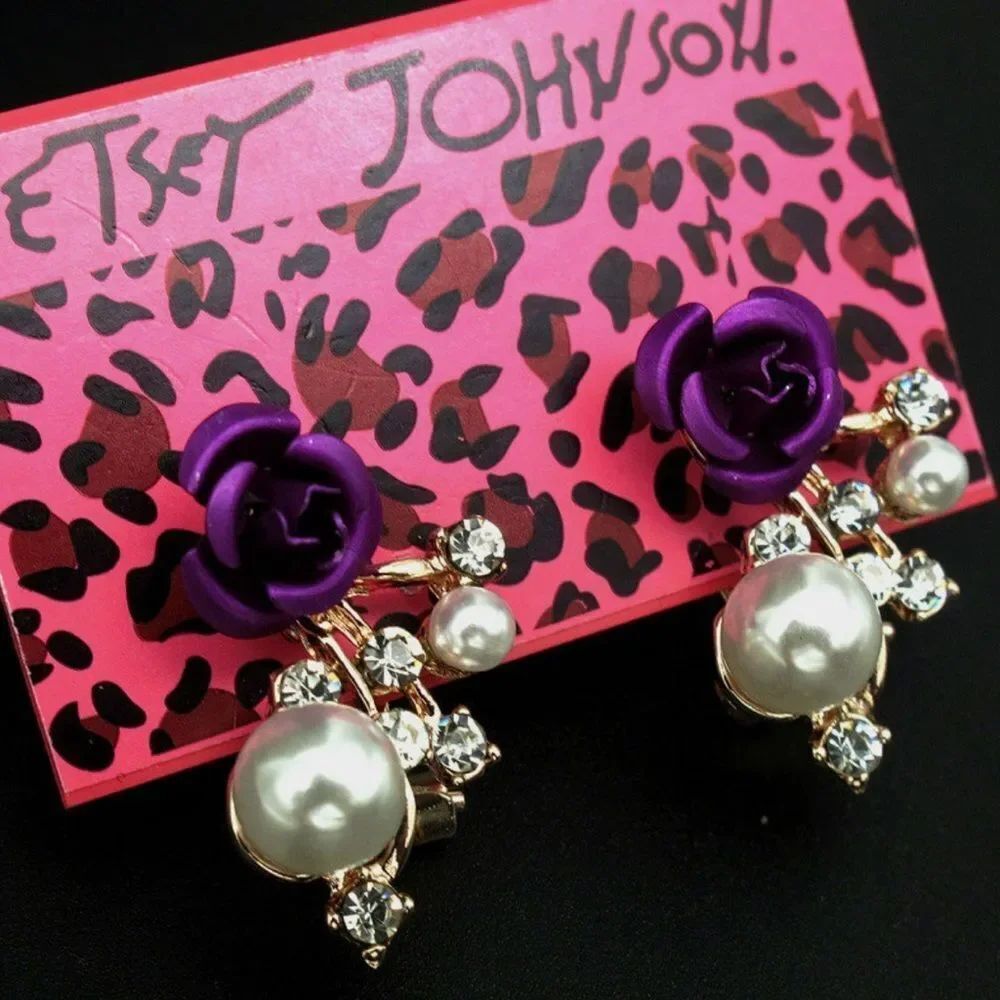 💜 Betsey Johnson violet rose & pearl cluster flower earrings 💜